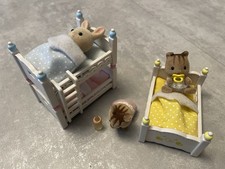 SYLVANIAN FAMILIES - Bébés Et Leur Lit (1 Lapin Crème Et 2 Écureuils)