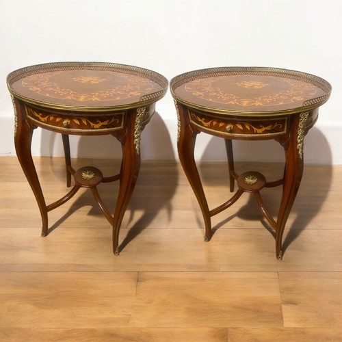Une paire tables - une, de