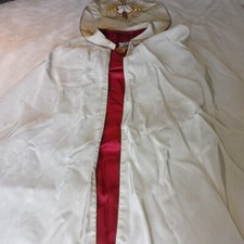 ANCIENNE CHAPE PLUVIAL/TISSUS BLANC DOUBLURE ROUGE/BRODERIE FIL METALLIQUE OR