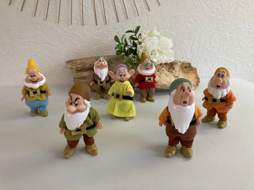 1124 lot 7 figurines - lot,