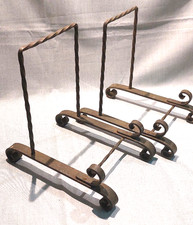 Deux supports pour assiettes