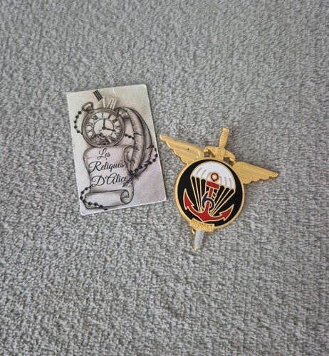 Insigne pucelle e - /, 6