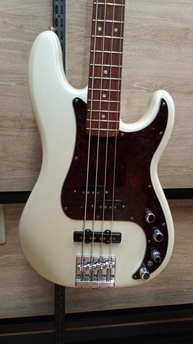 Guitare basse électrique