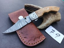 couteau de poche pliant  Lame Acier Damas Manche En Bois De Olive 79