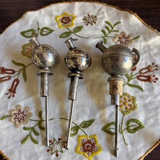 3 anciens bouchons doseurs à
