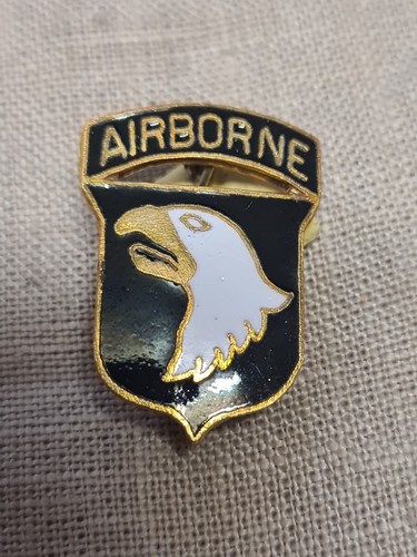 Insigne émaillé broche - ,,