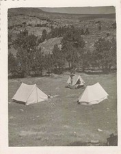 ANCIENNE PHOTOGRAPHIE CAMPING EN MONTAGNE LES TENTES SONT EN PLACE
