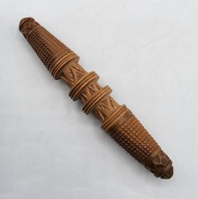 Porte-aiguilles en bois sculpté Objet de couture Art populaire début XXème