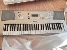 Yamaha PSR-E303 61 touches