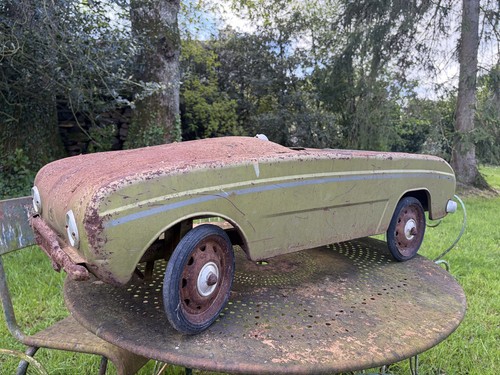 Ancienne voiture pédale - à,