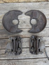 Etriers de frein d'essieu avant Toyota Starlet KP60 avec cache poussière...