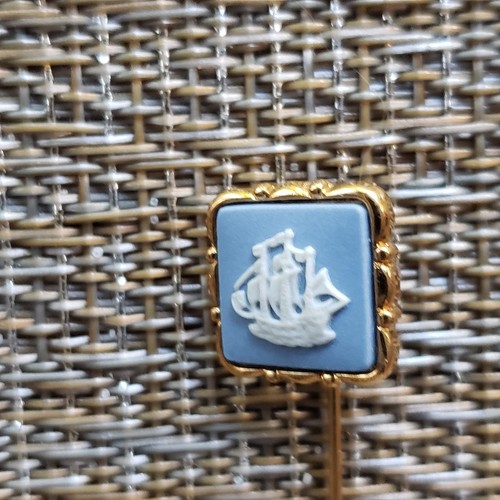 Wedgewood hat tie lapel pin - hat,