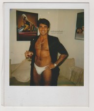 Beau jeune homme affectueux