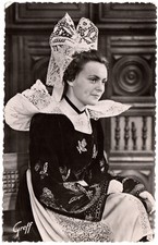 Postcard Breton costume and headdress Concarneau