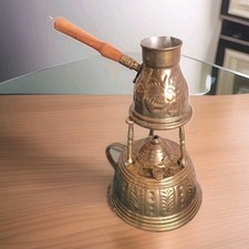 Cafetière Ancienne Et Lampe