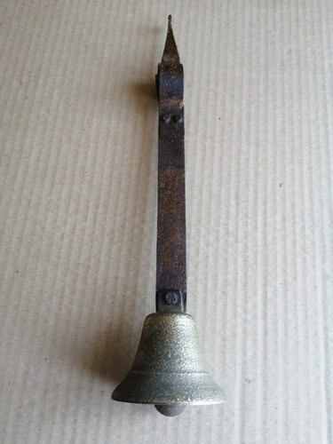 Une cloche portail en - une,