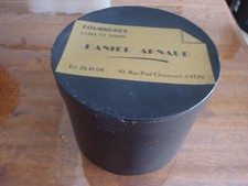 Ancienne boite a chapeau   fourrures  cuirs et Daims  Daniel Arnaud