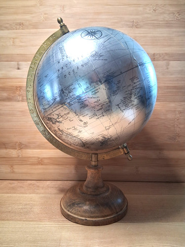 Globe terrestre argenté