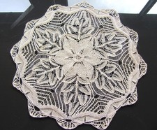 Napperon tricot d'art en coton extra fin beige. Fait main aux aiguilles