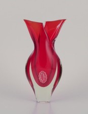 Murano, Italy. Vase d'art en verre transparent et rouge.