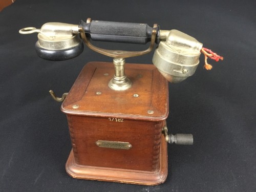 Ancien téléphone bois