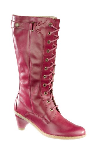 Martens enfiler bottes - à,