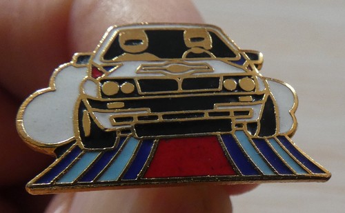 Beau pin rallye - pin's, lancia