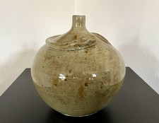 Vase en céramique au serpent