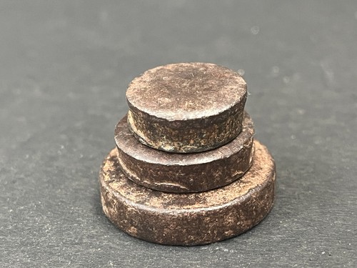 Ancien petit poids rond - , en