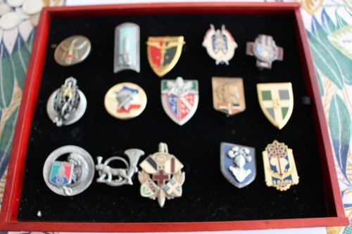 Superbe plateau insignes - superbe,