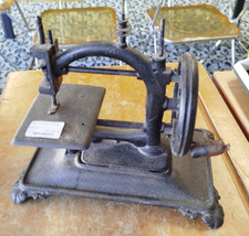 Petite MACHINE A COUDRE