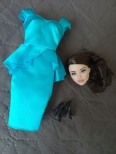 la tête de poupée Barbie de