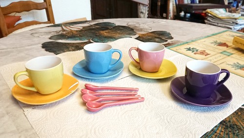 Quatre petites tasses - , à