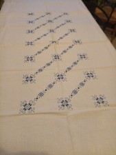 une nappe en tissu brodee main