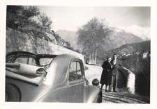 ANCIENNE PHOTOGRAPHIE CIRCA 1950 PRADES PO (66) VOITURE ANCIENNE SIMCA 5? COUPLE