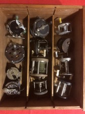 PÊCHE / 12 ANCIENS MOULINETS DE COLLECTION