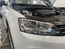 Used Right Headlight Assembly fits: 2015 Volkswagen Jetta Sdn halogen Right Grad