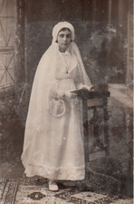 Carte-photo Communiante tenant