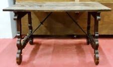 TABLE LIRA EN BOIS DE NOYER. CROIX EN FER FORGÉ. XVIIIÈME SIÈCLE.