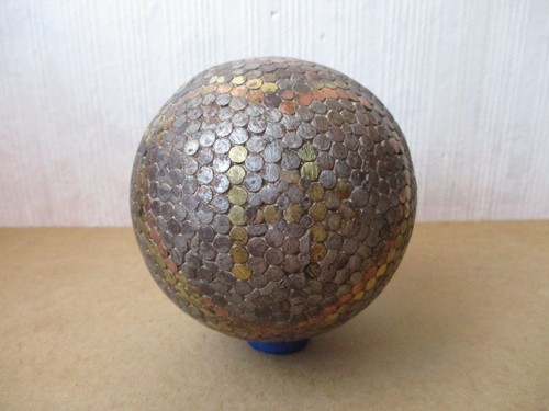 Ancienne boule cloutée