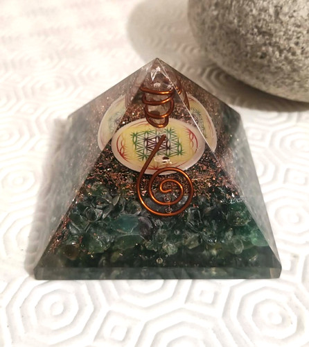 Pyramide orgonite résine
