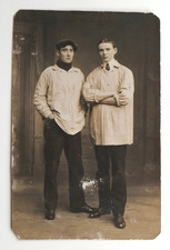 Jeunes hommes en blouse