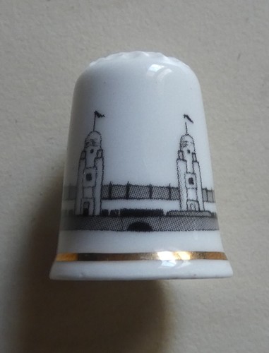 Dé coudre porcelaine - à,