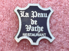 T39 Pins RESTAURANT LA SKIN DE VACHE ORVAULT Vintage Lapel Pin