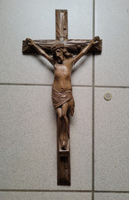 Ancien Christ en bois sculpté
