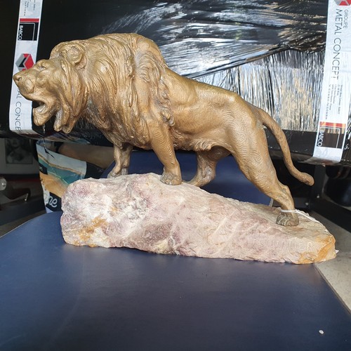 Bronze lion sur - marbre,