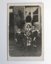 Enfants habits marin, brouette devant maison - Photo ancienne snapshot RPPC