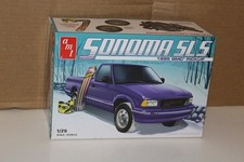 AMT 1:25 Sonoma SLS 1995 GMC Pickup Model Kit, Complete, Unbuilt Open Box