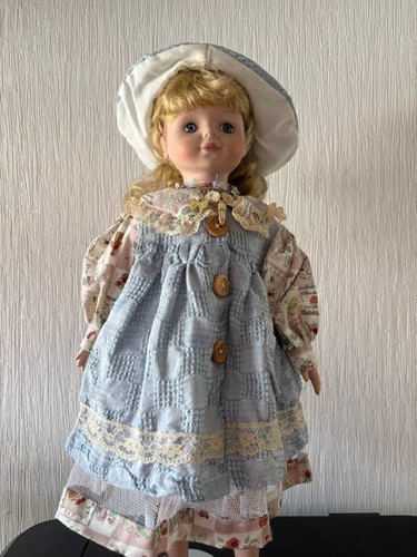 Poupée porcelaine tête - poupée, en