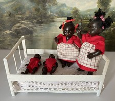 Poupées vintage et lit en fer